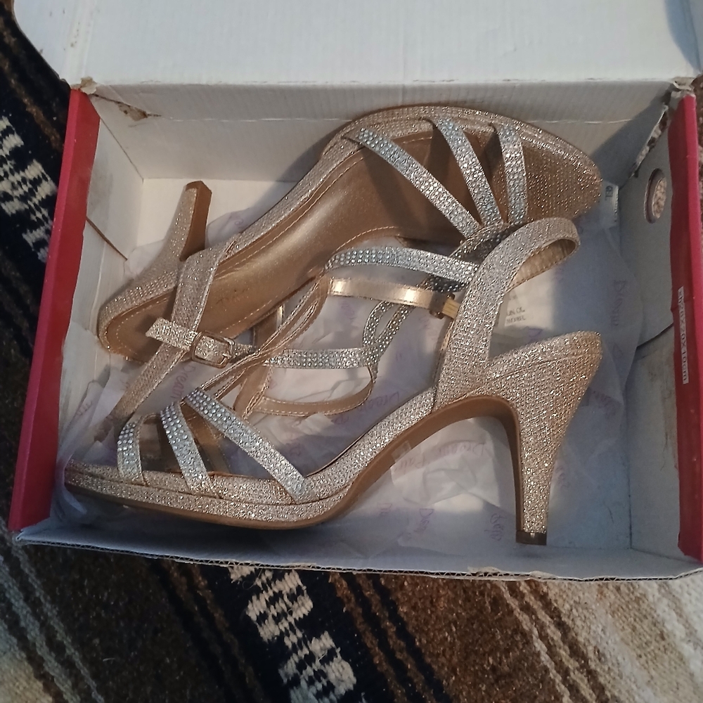 Dream Pairs Glittery Gold Heels